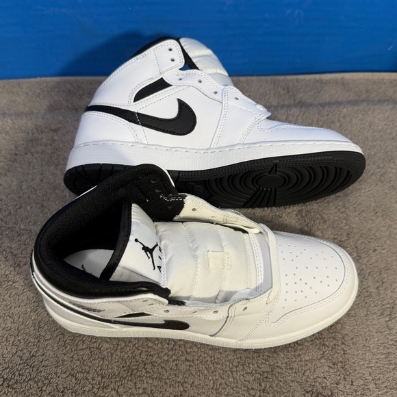 Jordan 1 mid
Gs
Reverse panda
Brand new - Picture 3 of 11
